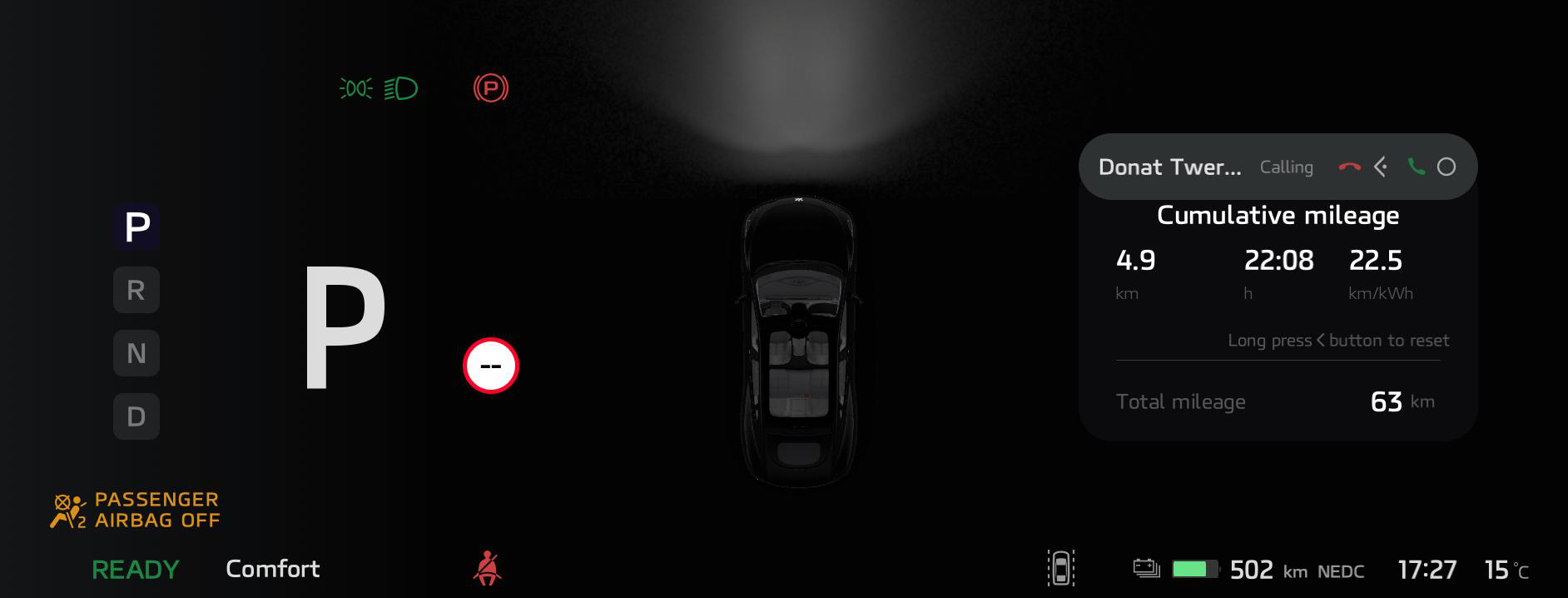 Diagram showing: When   a   phone   card   is   displayed   on   the   instrument   pack,   the   user should   follow   the   prompts   on   the   card   to   dial   left   or   press   the right teering wheel switch to hang up or answer the call.